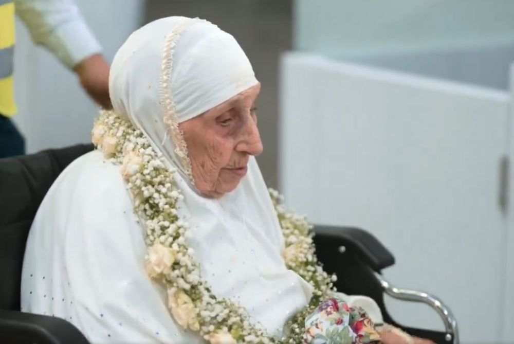 عمرها 130 عامًا.. الحاجة الأكبر سنًا تبدأ رحلتها بالدعاء للسعودية
