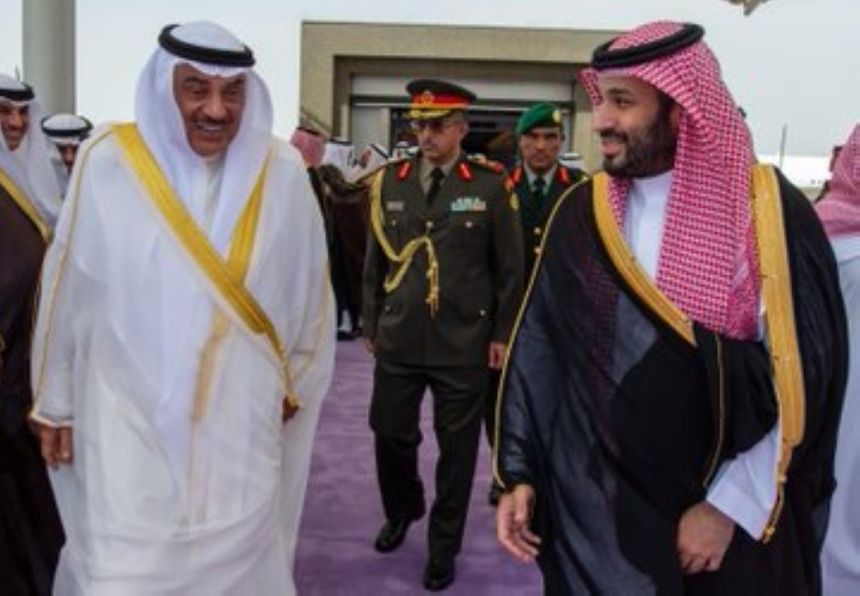 ولي العهد يستقبل ولي عهد الكويت لدى وصوله جدة