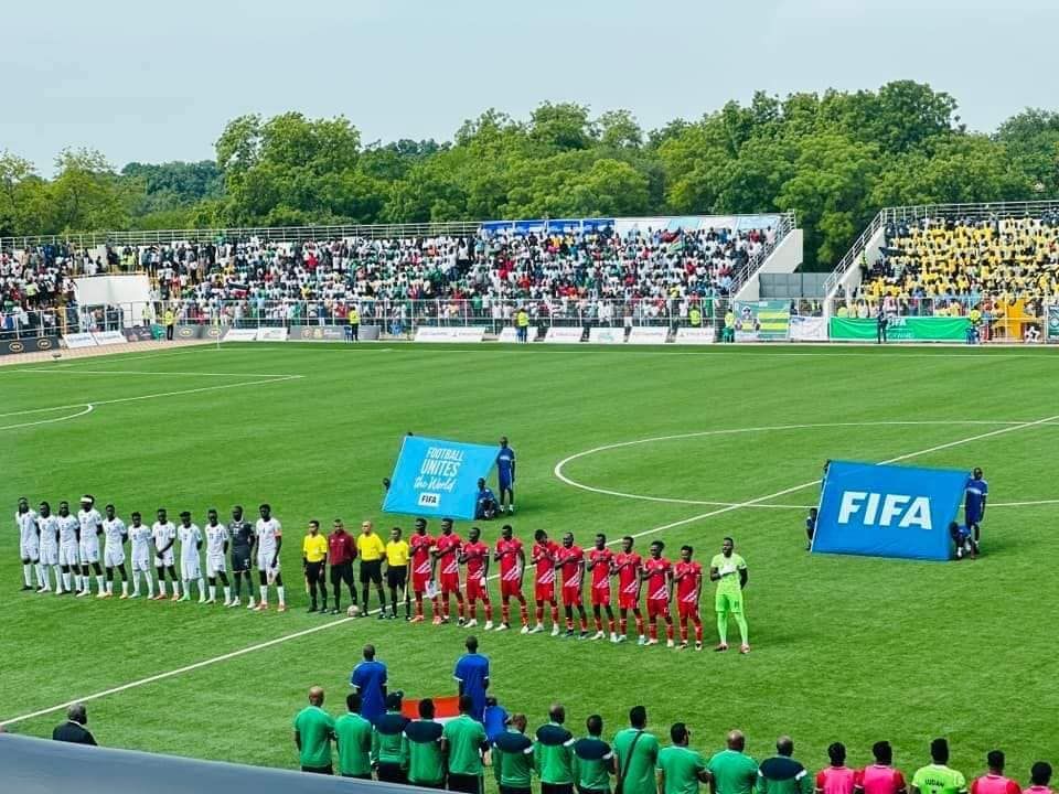 شاهد بالفيديو.. في مشهد مؤثر أبكى المتابعين.. بصوت عالي ومن المدرجات جمهور جنوب السودان يردد النشيد الوطني السوداني (نحن جند الله جند الوطن) مع لاعبي صقور الجديان