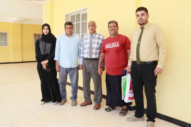 «كاك بنك» يسلم ثانوية لطفي جعفر أمان مواد مكتبية ومعدات طاقة شمسية