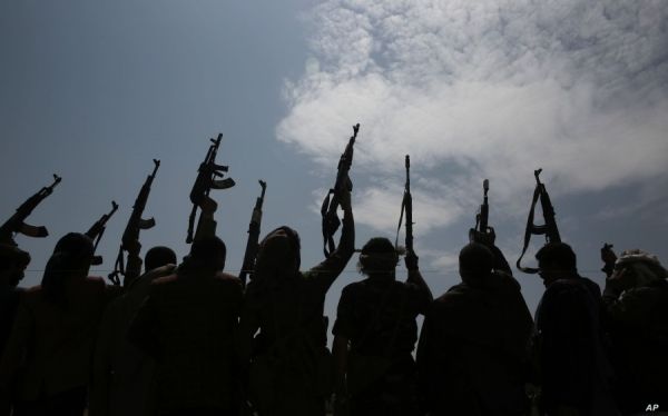 الحوثيون يزعمون القبض على شبكة تجسس وخبراء يعتبرونها ذريعة لإنهاء وجود المنظمات