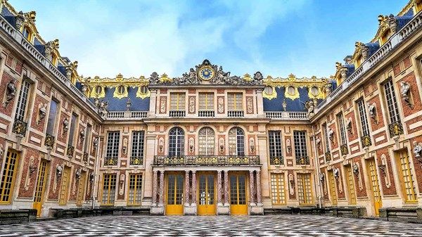 اندلاع حريق في قصر فرساي