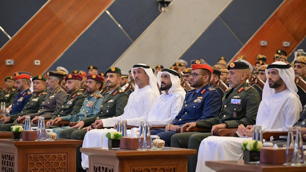 نهيان بن زايد يشهد حفل تخريج دورتي كلية الدفاع الوطني وكلية الحرب