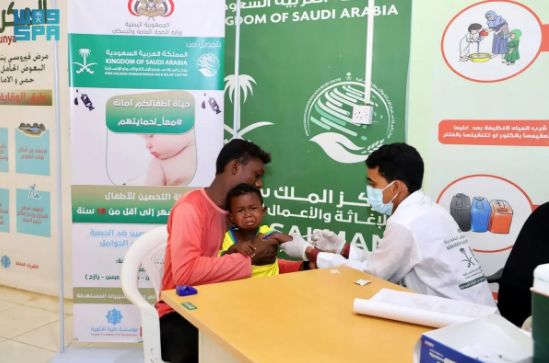 السعودية | أكثر من 15 ألف مستفيد من حملة مركز الملك سلمان للإغاثة لتحصين الأطفال ضد مرض الحصبة في اليمن