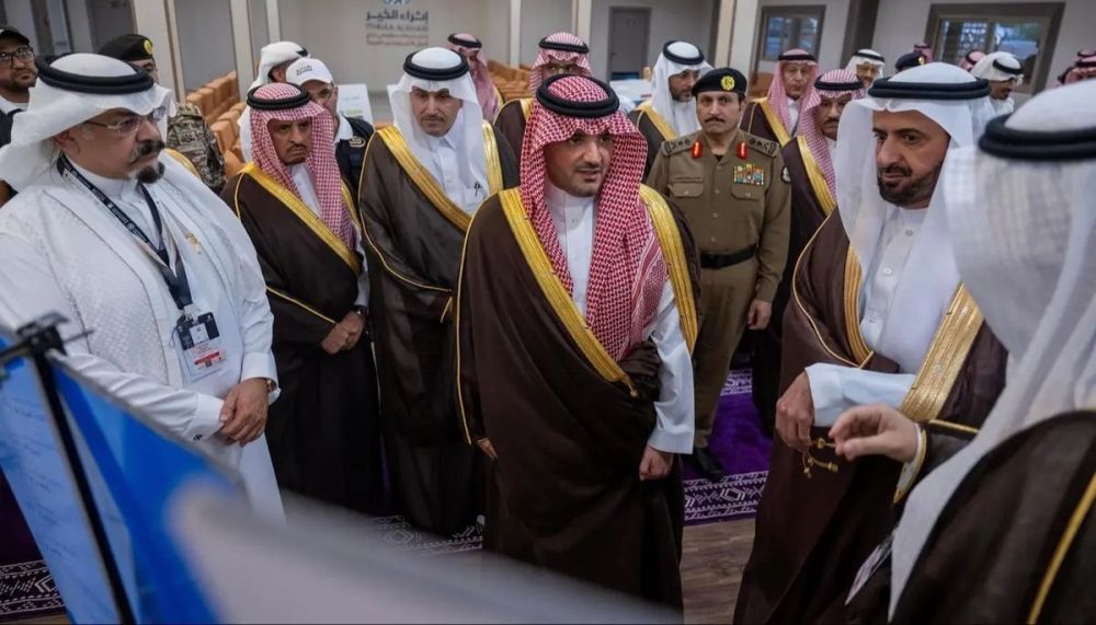 وزير الداخلية يزور مشروع مخيمات عرفات المطورة ذات الدورين