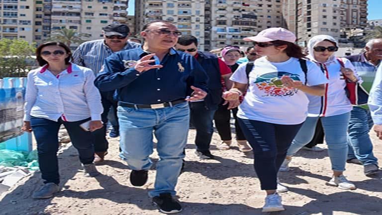 بمشاركة المحافظ.. قنصل فرنسا وطلاب المدارس ينظفون شواطئ الإسكندرية (فيديو وصور)