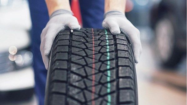 شرطة أبوظبي تدعو السائقين للتأكد من سلامة إطارات المركبات