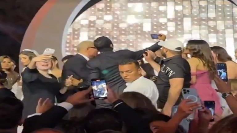 تطور جديد في "صفعة عمرو دياب".. محامي الشاب يطلب مليار جنيه تعويض