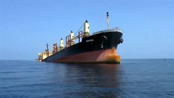 بعد هجوم حوثي.. سفينة تجارية تغرق في البحر الأحمر