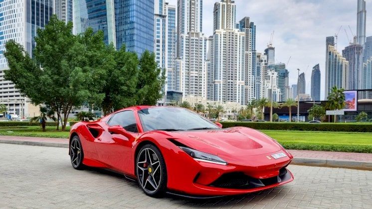 حدث في دبي.. استعرض بالفيراري ليدفع 10 آلاف دولار