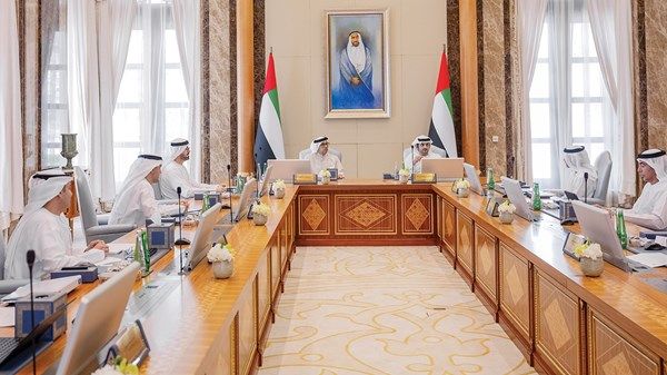 منصور بن زايد ومكتوم بن محمد يحضران اجتماع لجنة الميزانية العامة