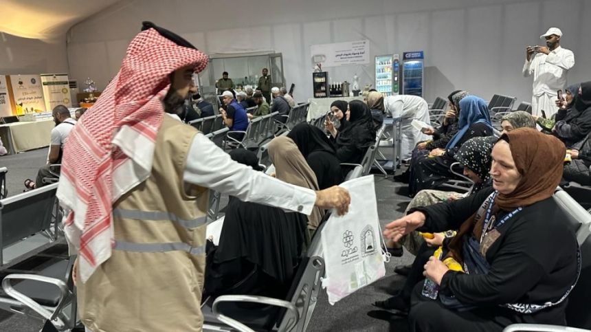 ”هداية“.. توزع 15 ألف هدية على ضيوف الرحمن في منافذ الشرقية البرية