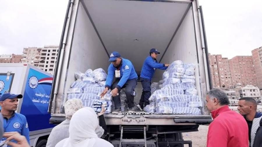 تنفيذا لتوجيهات الرئيس السيسي.. القوات المسلحة توزع عددا كبيرا من الحصص الغذائية بنصف الثمن