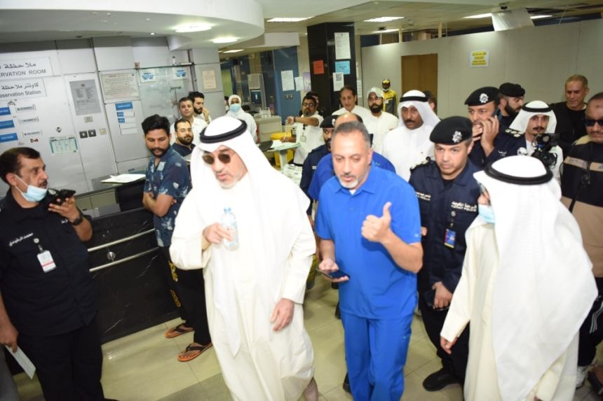 وزير الداخلية الكويتي يطمئن على صحة المصابين جراء حريق المنقف