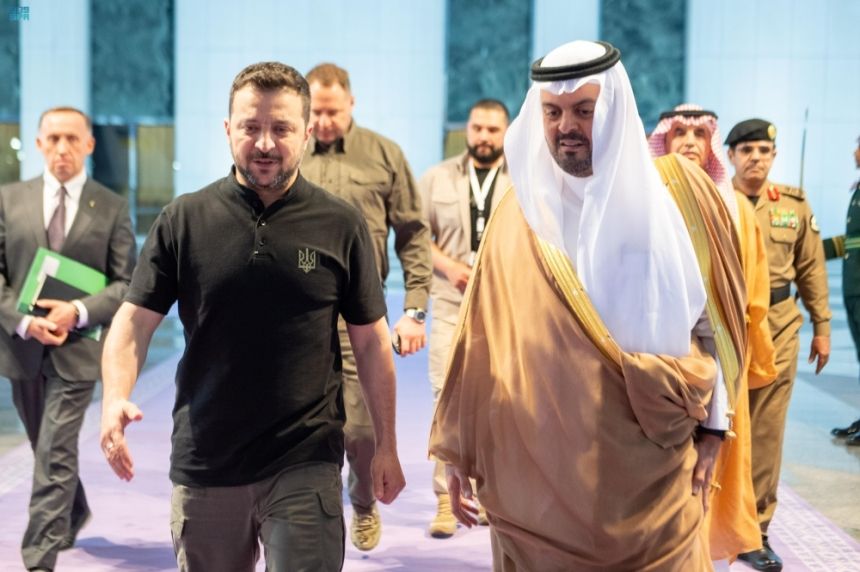 الرئيس الأوكراني يغادر جدة