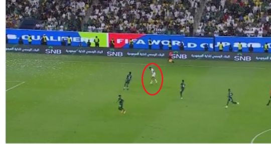 الخليج اليوم .. شاهد.. لقطات مثيرة للنجم الأردني التعمري مع المدافع السعودي البليهي