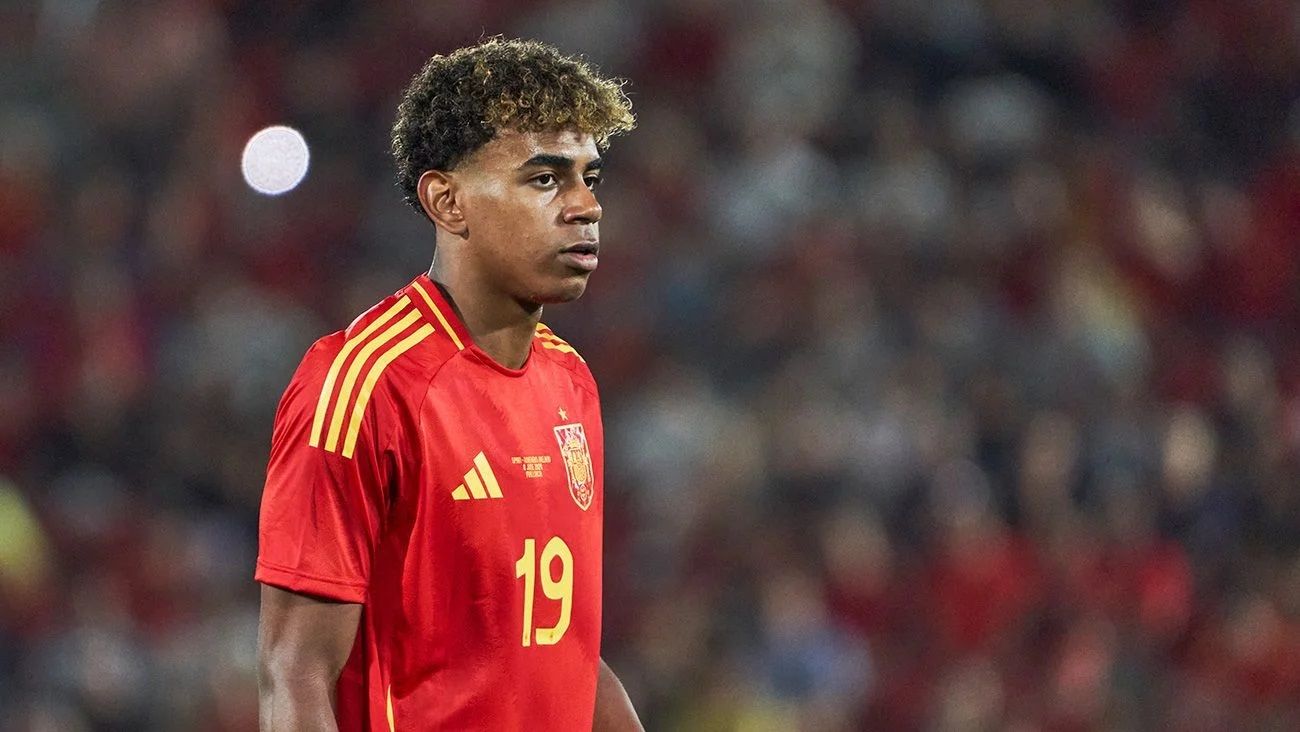 الامارات | نجم إسبانيا يصطحب كتبه المدرسية أثناء مشاركته في يورو 2024.. يامال يؤدي واجباته خلال البطولة