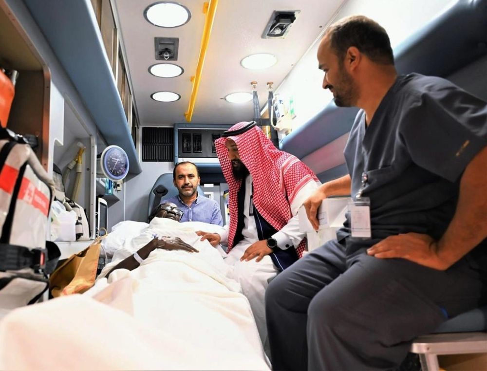 صور| عبر أسطول إسعافي مجهز.. نقل 18 حاجًا منومًا إلى المشاعر المقدسة