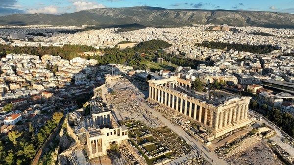 اليونان تغلق معلماً شهيراً بسبب موجة الحر الشديد