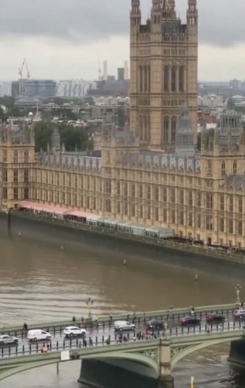 مؤذن يخطف الأنظار لحظة رفعه الأذان في إحدى شوارع لندن .. فيديو