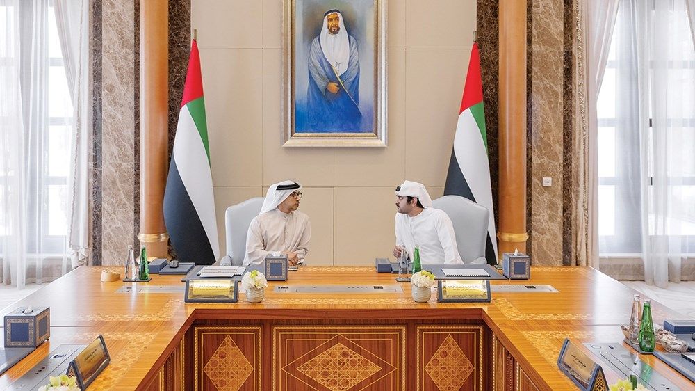 منصور بن زايد ومكتوم بن محمد يحضران اجتماع لجنة الميزانية العامة