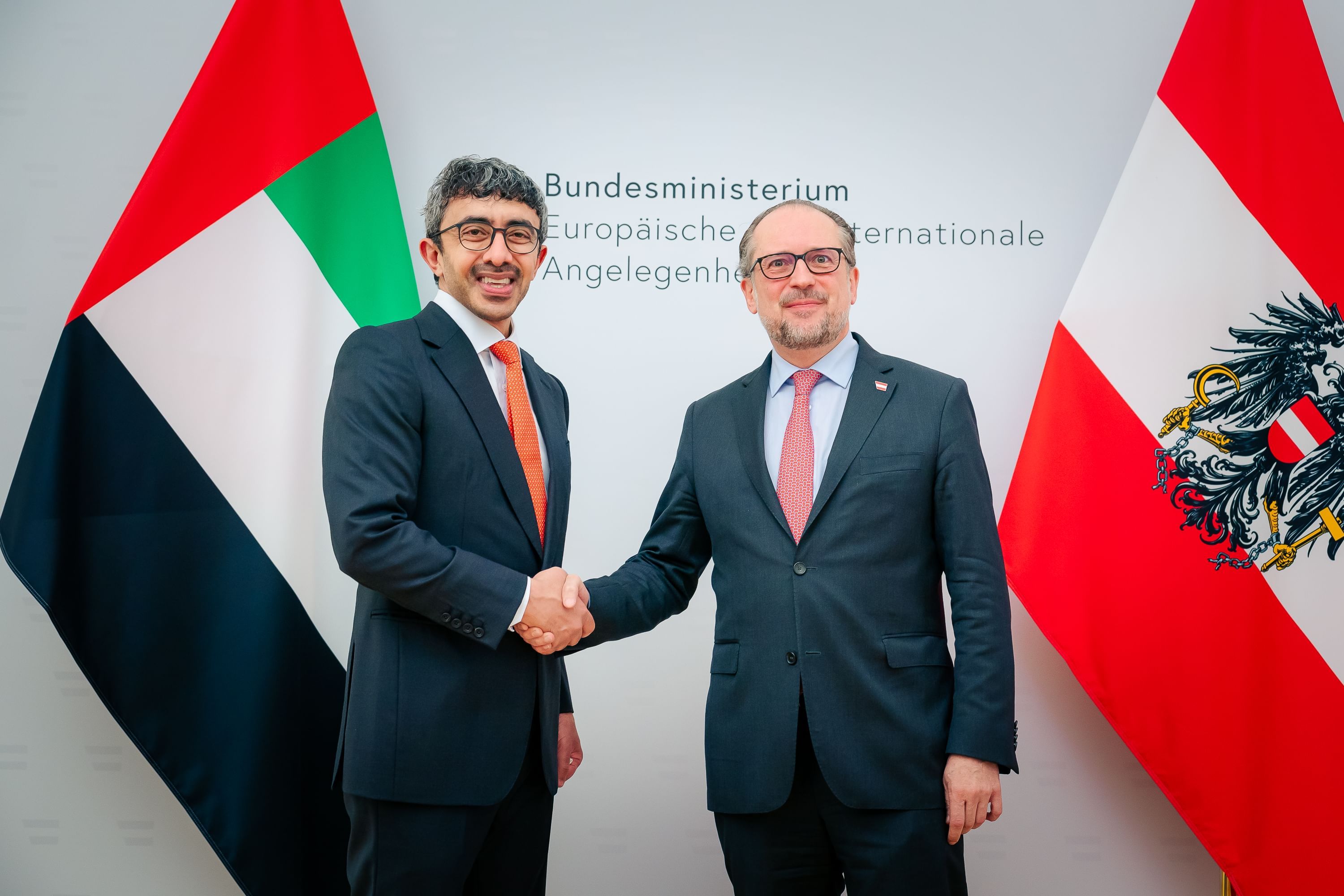 الخليج اليوم .. عبدالله بن زايد يلتقي وزير خارجية النمسا ويبحثان علاقات التعاون والشراكة بين البلدين