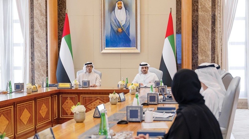 منصور بن زايد ومكتوم بن محمد يحضران اجتماع لجنة الميزانية العامة