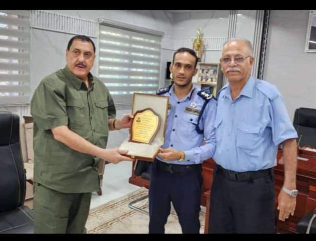 مدير أمن العاصمة عدن يمنح ذرع شكر وتقدير لنائب مدير الكمبيوتر بجوازات كريتر