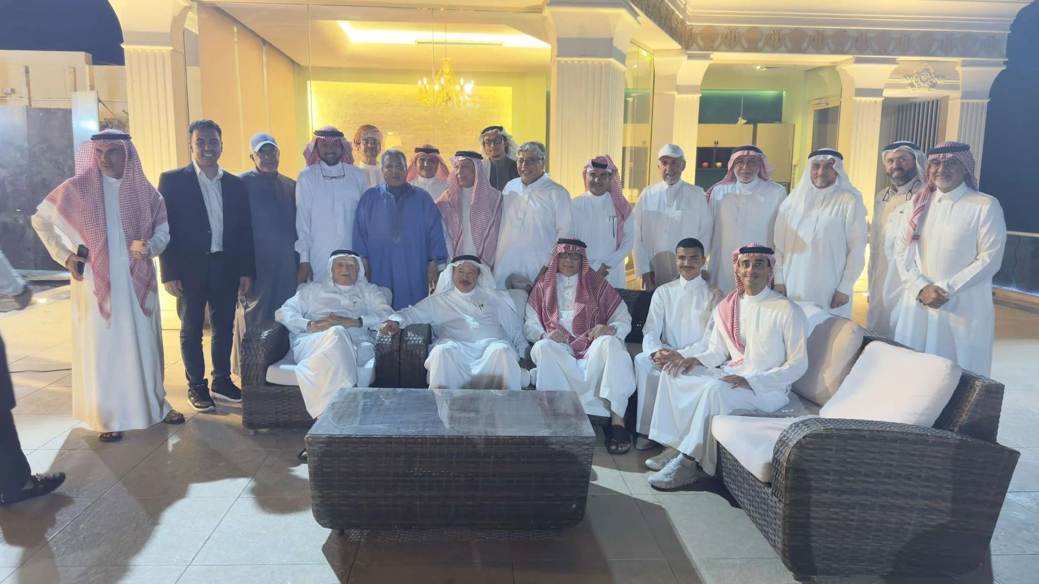 بالصور – محمد عبده بأوّل ظهور بعد رحلة علاجه من السرطان