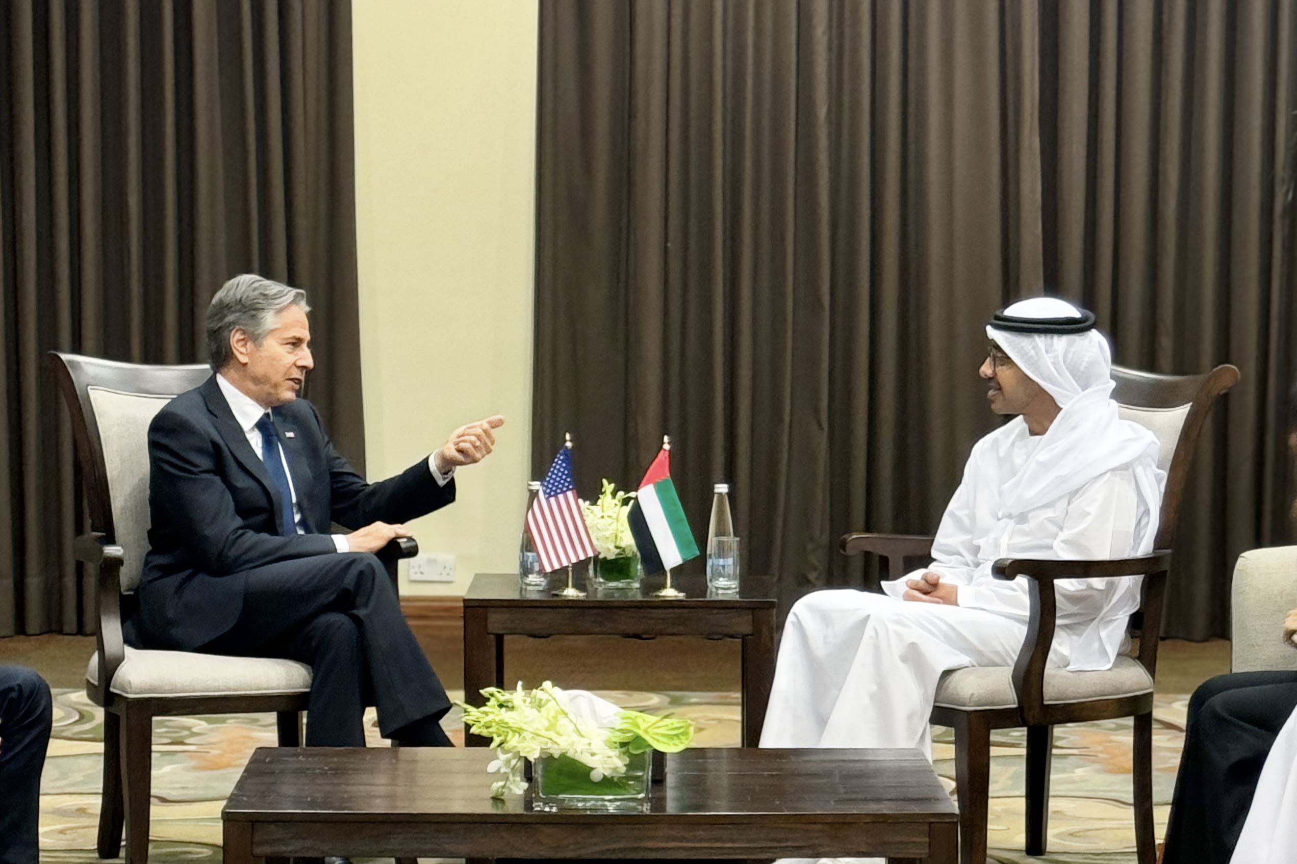 الخليج اليوم .. عبدالله بن زايد يلتقي بلينكن على هامش المؤتمر الدولي للاستجابة الإنسانية الطارئة في غزة