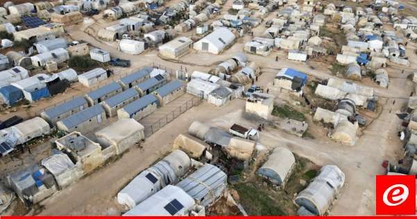 "أسوشيتد برس": نازحون سوريون يتوجهون من لبنان إلى شمال سوريا بمساعدة مهربين
