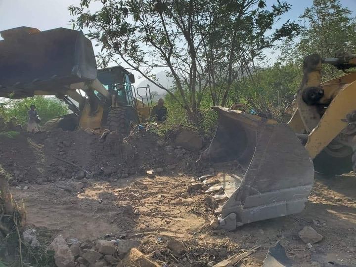 بانتظار وفاء الحوثيين - تعز..اللجنة الحكومية تعلن رفع الساتر الترابي الأخير في المنفذ الشرقي وفتح الطريق أمام المسافرين