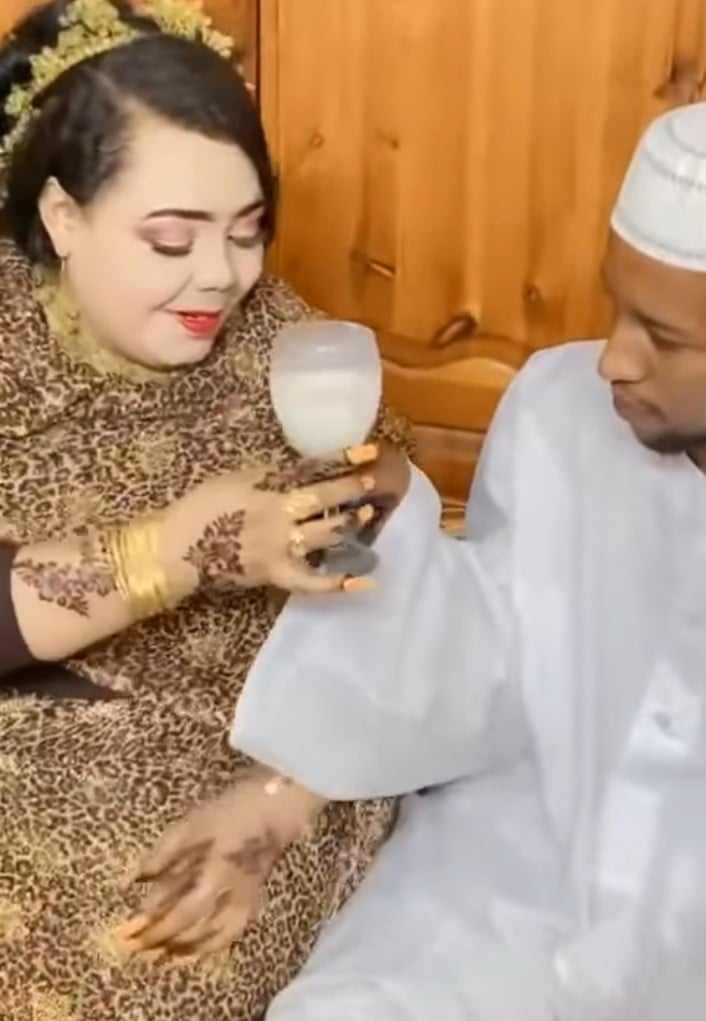 شاهد بالصورة والفيديو.. ظهرت وهي تبادل عريسها شرب الحليب بطريقة رومانسية.. مطربة سودانية تكمل مراسم زواجها وسط سخرية جمهور مواقع التواصل