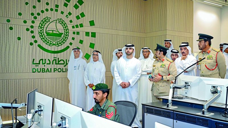 الامارات | منصور بن محمد يتفقد سير العمليات في مطار دبي الدولي