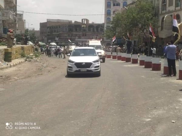 وسط تحذيرات من الألغام - بدء تنقل المسافرين من وإلى مدينة تعز عبر طريق (الكمب ـ الحوبان) للمرة الأولى منذ تسع سنوات