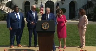 شاهد.. بايدن يتعرض لموقف محرج مجددا أثناء مصافحته لسيناتور أمريكي