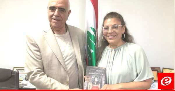 القصيفي تسلم من ندى عماد خليل روايتها التي تحمل عنوان "يوميات إمرأة مُغتَصَبة"