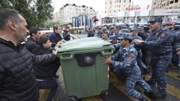 إصابة نحو 100 شخص في اشتباكات عنيفة بين الشرطة الأرمنية والمتظاهرين