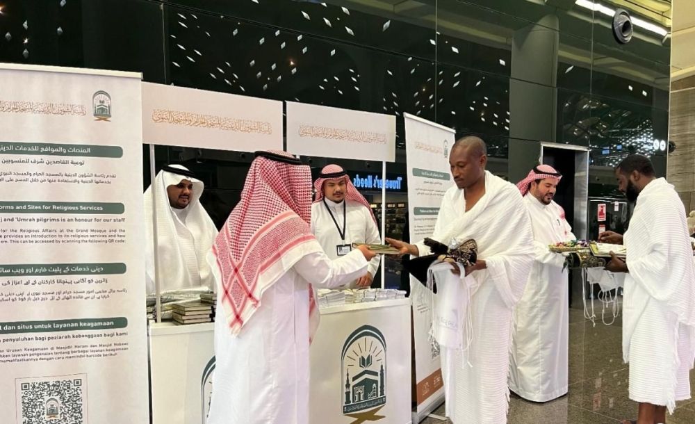 "الشؤون الدينية".. أكبر حملة إهداءات للمصاحف والتفاسير بعدة لغات لضيوف الرحمن