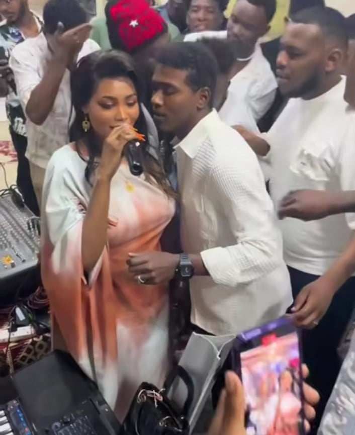 شاهد بالصورة والفيديو.. شاب سوداني يحاول التحرش بمطربة أثناء تقديمها وصلة غنائية في حفل خاص والجمهور يستغرب من تجاوب الفنانة وعدم صدها له