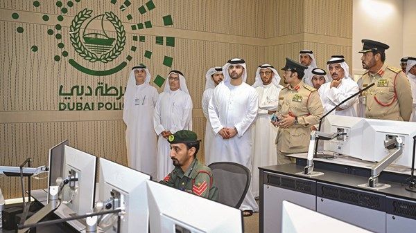 منصور بن محمد يتفقد سير العمليات في مطار دبي الدولي