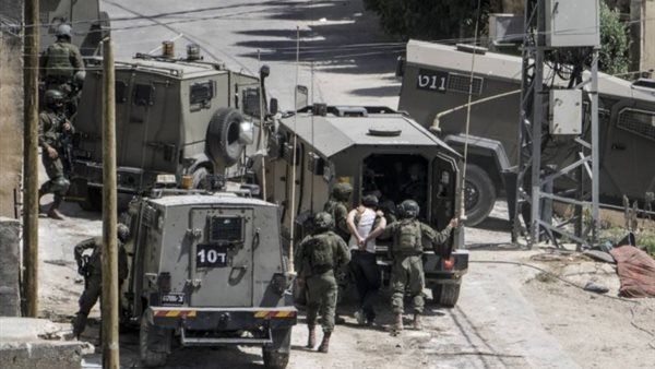 الاحتلال يعتدي على مسن ويعتقله صباح اليوم الخميس