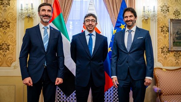عبدالله بن زايد يلتقي نائب رئيس الوزراء وزير الدفاع في سلوفاكيا