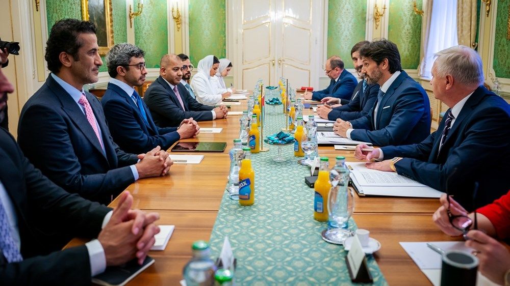 عبدالله بن زايد يلتقي نائب رئيس الوزراء وزير الدفاع في سلوفاكيا