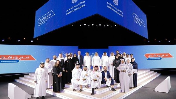 أحمد بالهول الفلاسي يكرم الفائزين في تحدي روّاد الأعمال