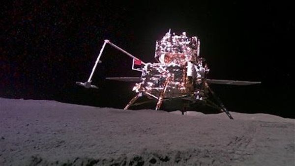 روبوت يلتقط صورة للمسبار الصيني "تشانغ آه-6" على الجانب البعيد من القمر