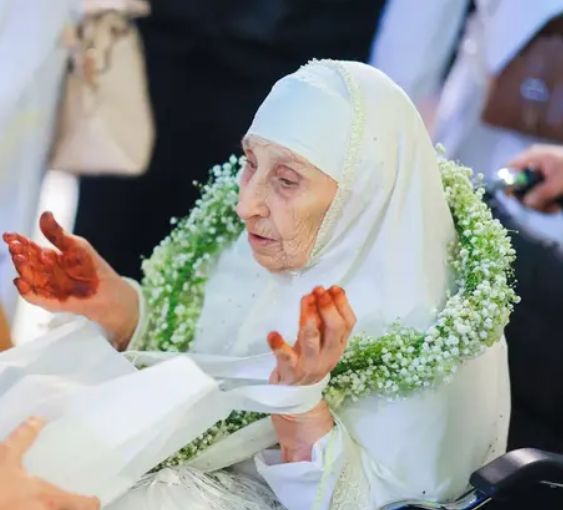 الامارات | جزائرية عمرها 130 عاماً تصل مكة لأداء الحج