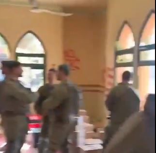 فيديو.. جنود الاحتلال يحولون مسجد معبر رفح الفلسطيني إلى مطبخ