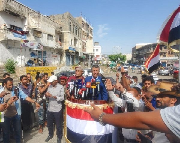 بانتظار وفاء الحوثيين - تعز..اللجنة الحكومية تعلن رفع الساتر الترابي الأخير في المنفذ الشرقي وفتح الطريق أمام المسافرين