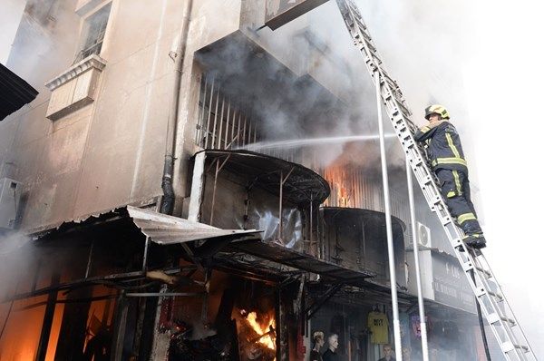 الدفاع المدني البحريني يخمد حريقاً اندلع بسوق المنامة القديم